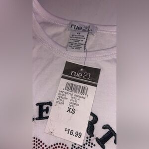Rue21 White Short Sleeve Tee with Graphic Detail